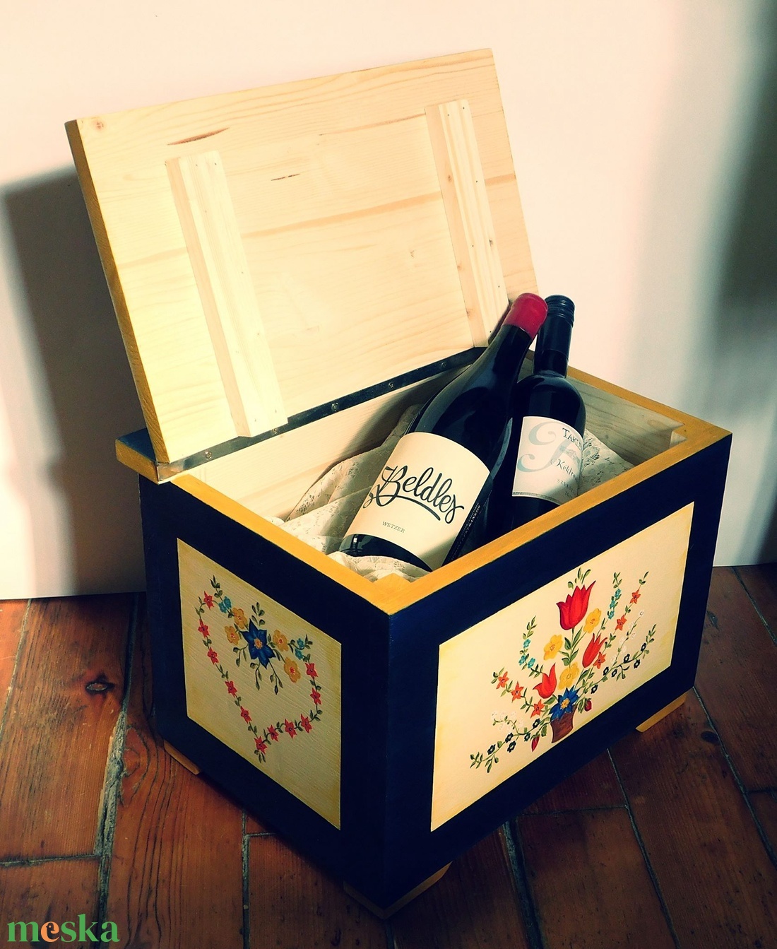 Hagyományos stílusú nagy festett fa láda, tulipános láda, menyasszonyi láda - otthon & életmód - bútor - más bútor - Meska.hu