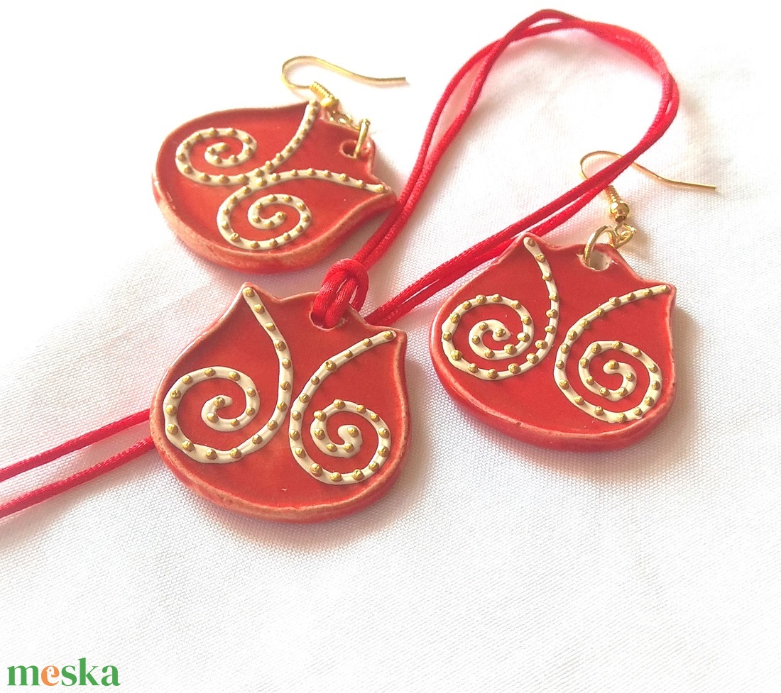 Piros tulipán - kerámia ékszerszett - ékszer - fülbevaló - lógó fülbevaló - Meska.hu