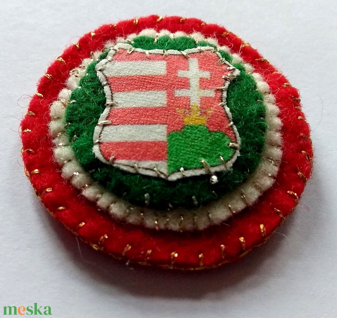 Címeres filc kokárda - ékszer - kitűző és bross - kitűző - Meska.hu Címeres filc kokárda - ékszer - kitűző és bross - kitűző - Meska.hu