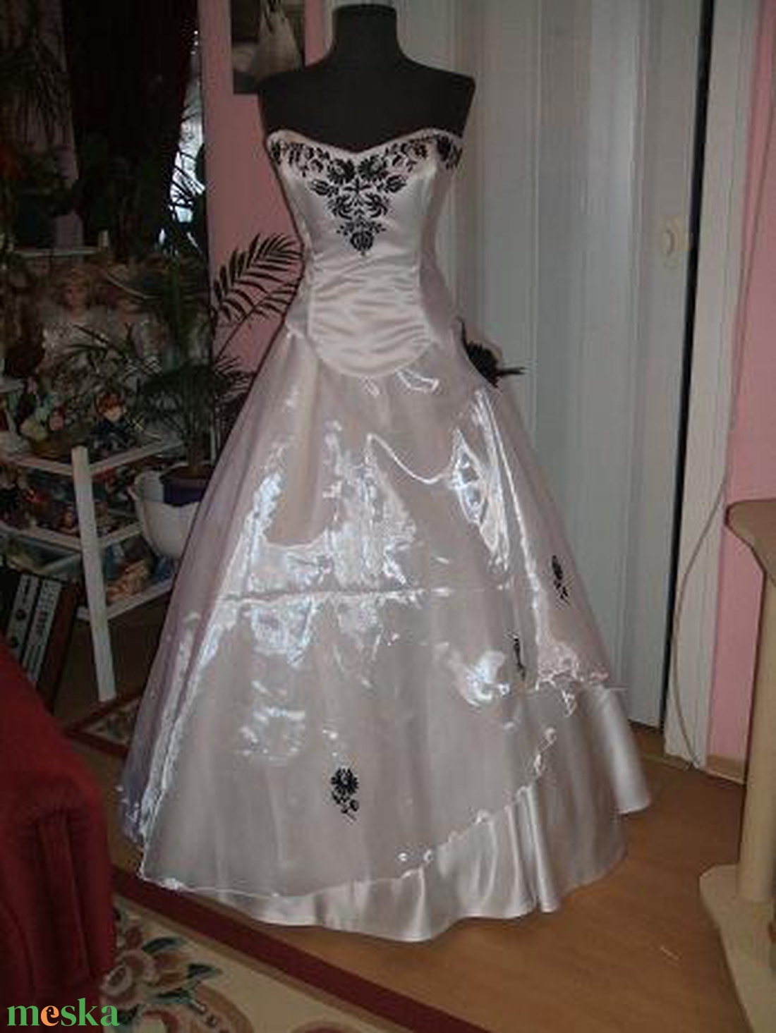 Menyasszonyi ruha, fehér- fekete, himzett, - esküvő - ruha - menyasszonyi ruha - Meska.hu