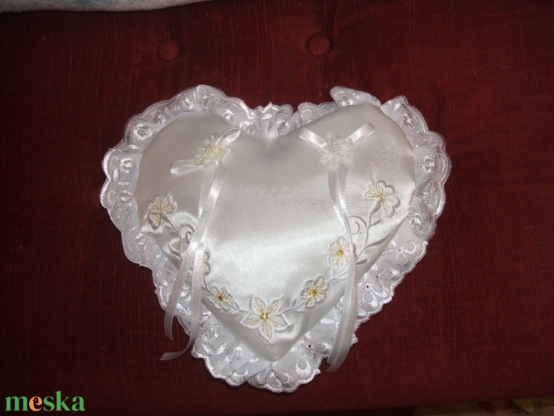 Gyürüpárna, elegáns, fehér, himzett. - esküvő - kiegészítők - gyűrűtartó & gyűrűpárna - Meska.hu Gyürüpárna, elegáns, fehér, himzett. - esküvő - kiegészítők - gyűrűtartó & gyűrűpárna - Meska.hu