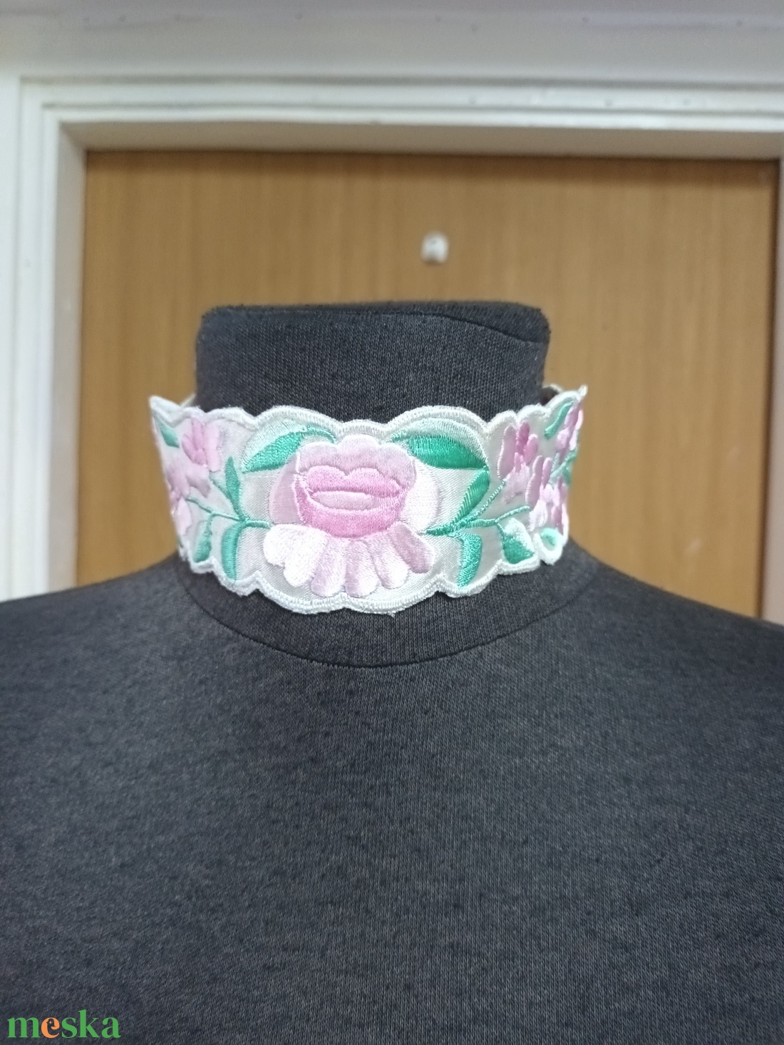 Himzett és gyöngyözött nyakpántok, elegánsak, a ruhák szép kiegészítői. - ékszer - nyaklánc - nyakpánt, gallér - Meska.hu Himzett és gyöngyözött nyakpántok, elegánsak, a ruhák szép kiegészítői. - ékszer - nyaklánc - nyakpánt, gallér - Meska.hu