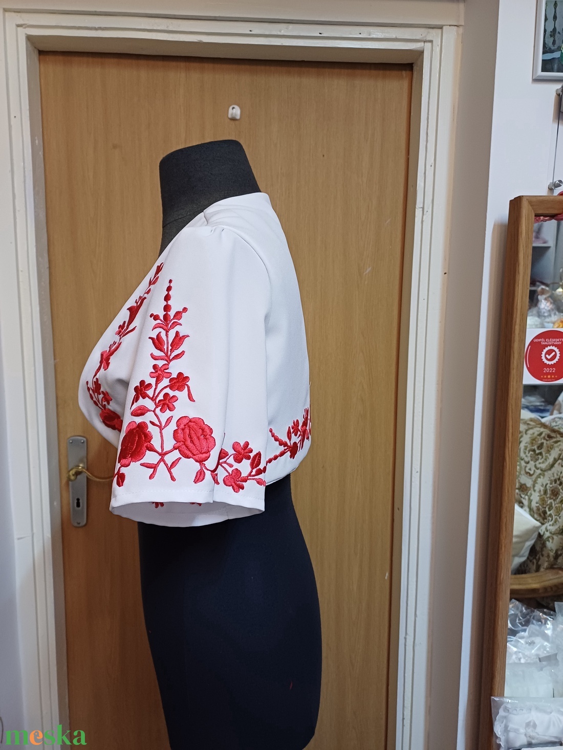 Kalocsai himzett boleró, fehér - piros himzéssel. - esküvő - kiegészítők - bolero és válltakaró - Meska.hu Kalocsai himzett boleró, fehér - piros himzéssel. - esküvő - kiegészítők - bolero és válltakaró - Meska.hu