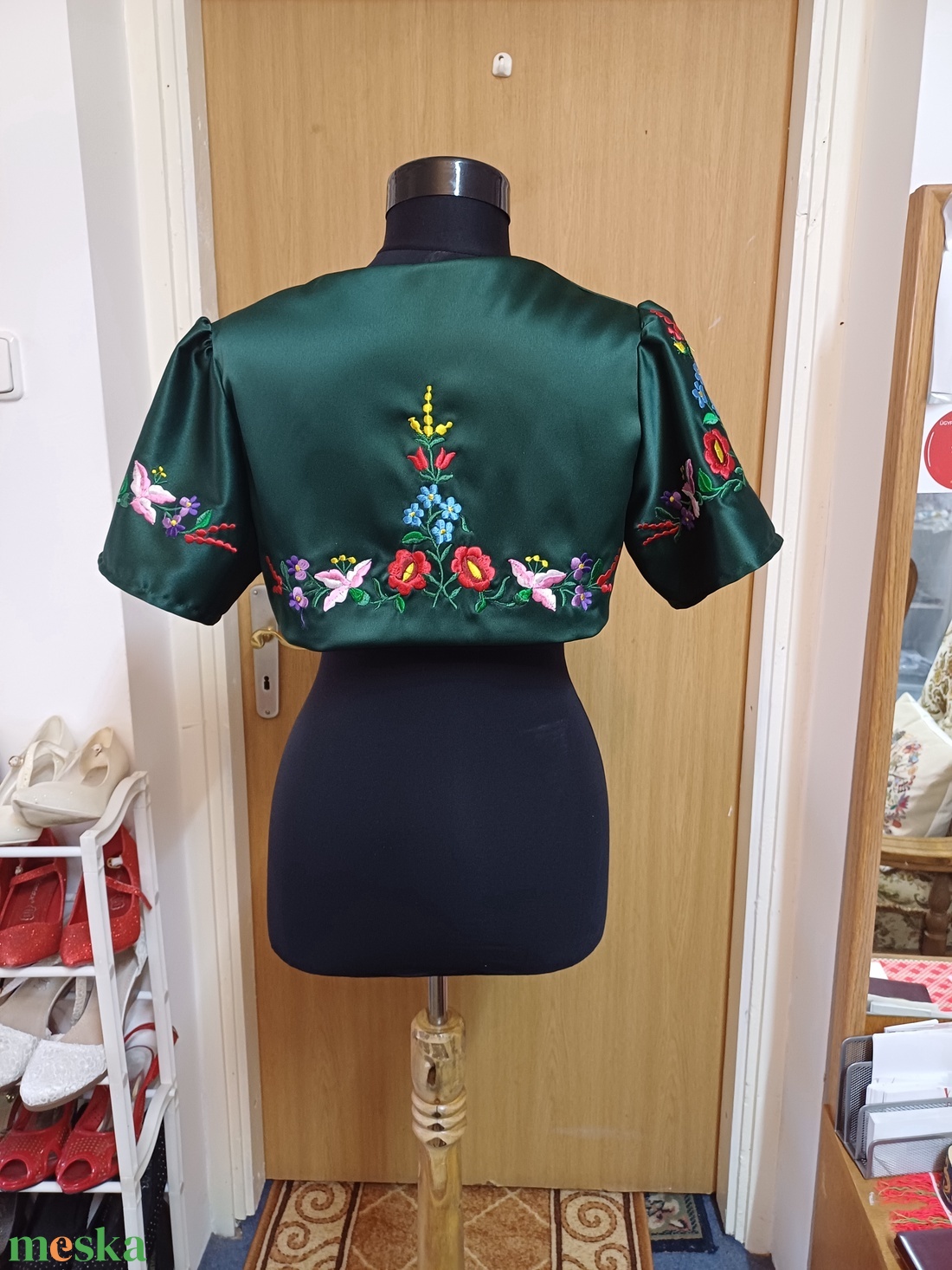 Kalocsai himzett boleró, zöld - kalocsai himzéssel. - esküvő - kiegészítők - bolero és válltakaró - Meska.hu Kalocsai himzett boleró, zöld - kalocsai himzéssel. - esküvő - kiegészítők - bolero és válltakaró - Meska.hu