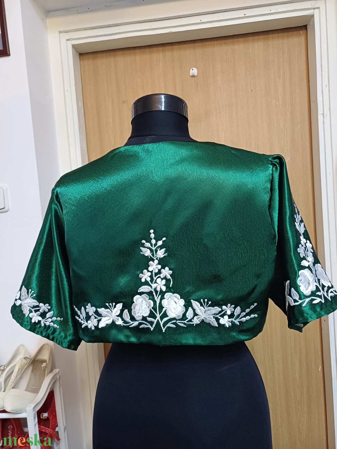 Kalocsai himzett boleró, zöld - fehér himzéssel. - esküvő - kiegészítők - bolero és válltakaró - Meska.hu Kalocsai himzett boleró, zöld - fehér himzéssel. - esküvő - kiegészítők - bolero és válltakaró - Meska.hu