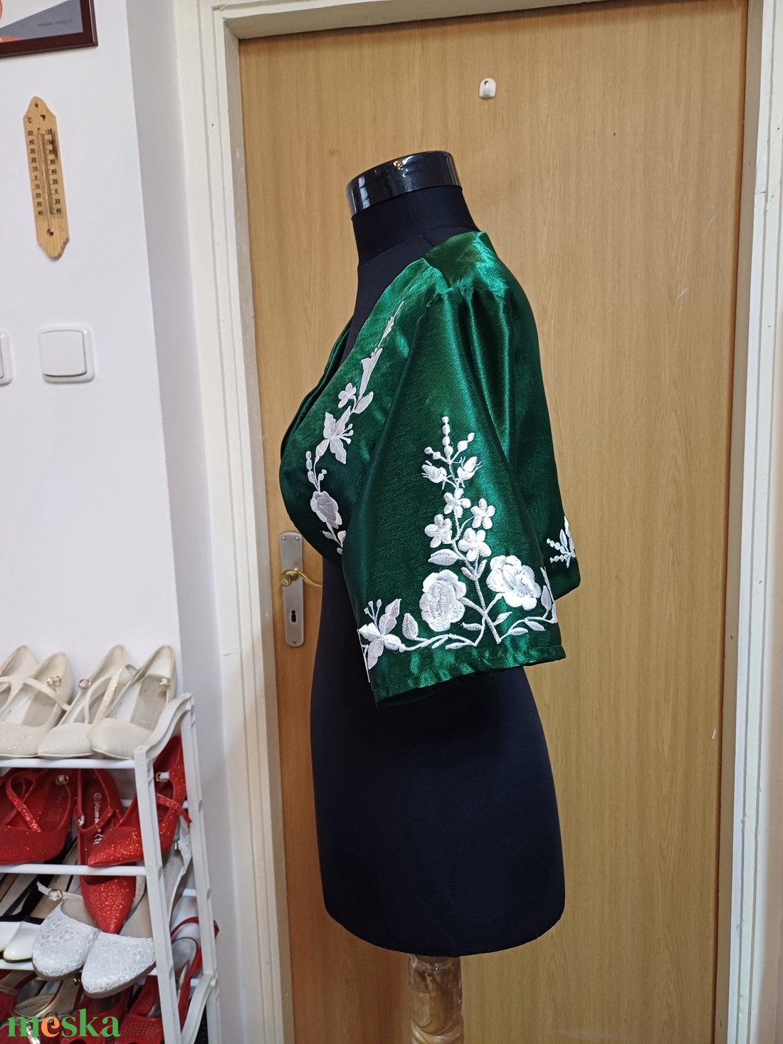 Kalocsai himzett boleró, zöld - fehér himzéssel. - esküvő - kiegészítők - bolero és válltakaró - Meska.hu Kalocsai himzett boleró, zöld - fehér himzéssel. - esküvő - kiegészítők - bolero és válltakaró - Meska.hu