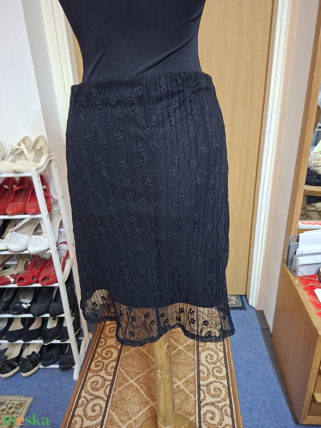 Elasztikus anyagból készített fekete csipke szoknya. - ruha & divat - női ruha - szoknya - Meska.hu