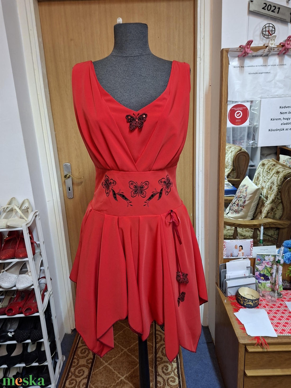 Menyecske, alkalmi, tánc ruha, pillangós himzéssel.  - esküvő - ruha - menyecske ruha - Meska.hu