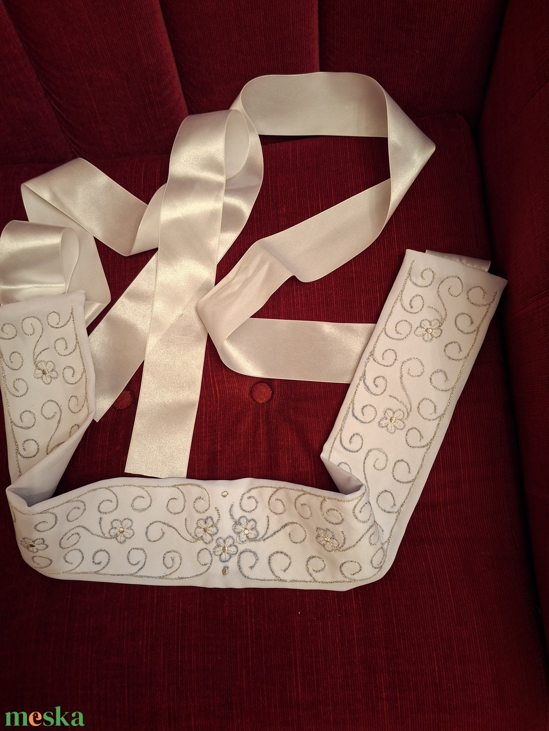 Himzett öv, fehér alapon arany, ezüst  szinű himzéssel. - esküvő - kiegészítők - öv & pánt - Meska.hu