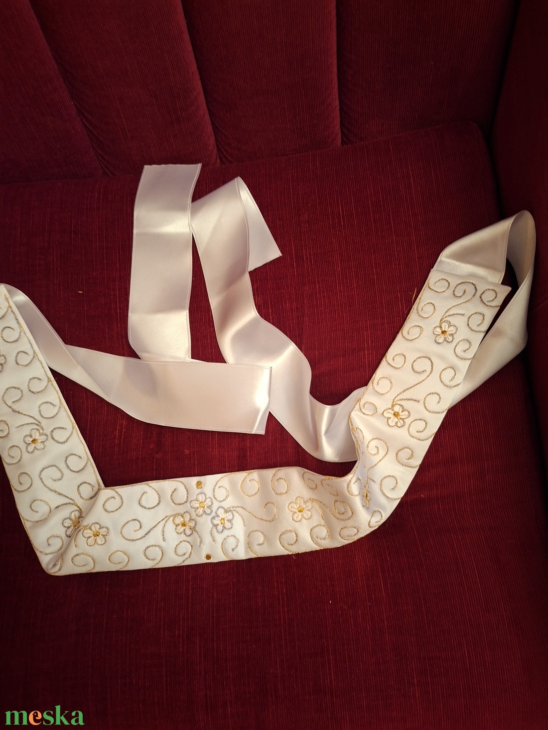 Himzett öv, fehér alapon arany, ezüst  szinű himzéssel. - esküvő - kiegészítők - öv & pánt - Meska.hu