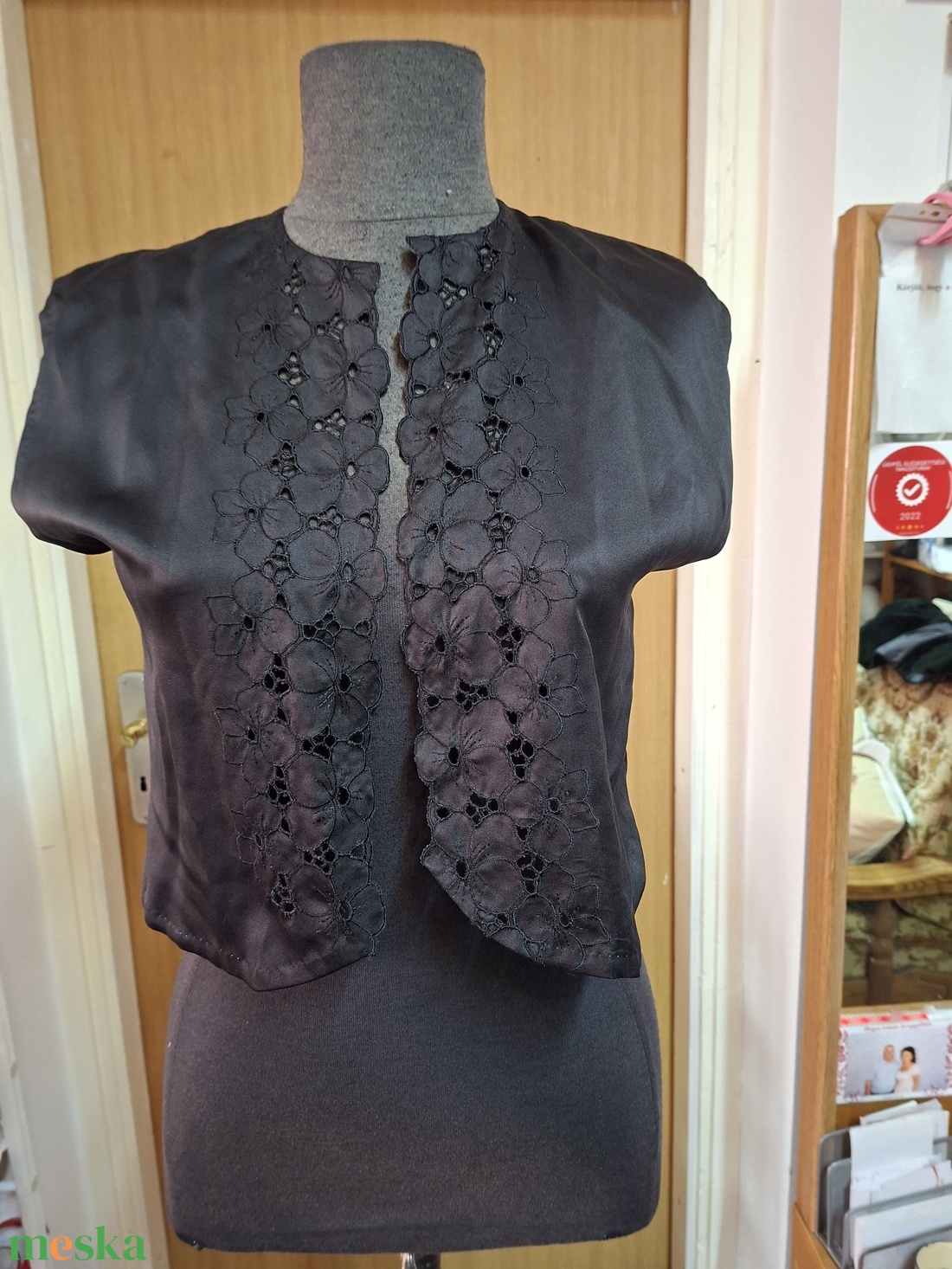 Boleró, fekete riseliős himzéssel diszítve. - esküvő - kiegészítők - bolero és válltakaró - Meska.hu