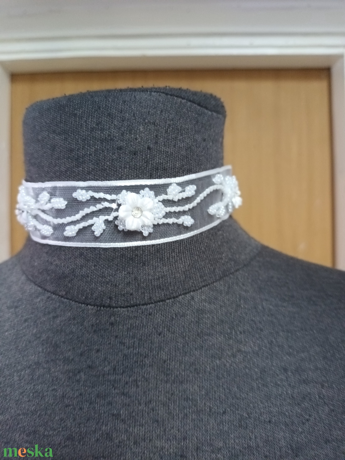 Himzett és gyöngyözött nyakpántok, elegánsak, a ruhák szép kiegészítői. - ékszer - nyaklánc - nyakpánt, gallér - Meska.hu
