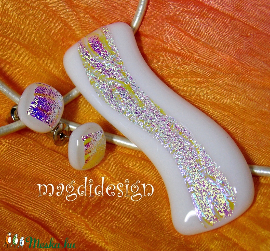 Akció!! Fehér-arany dichroic hullámzás üvegékszer szett nyaklánc, stiftes fülbevaló - - Meska.hu Akció!! Fehér-arany dichroic hullámzás üvegékszer szett nyaklánc, stiftes fülbevaló - - Meska.hu