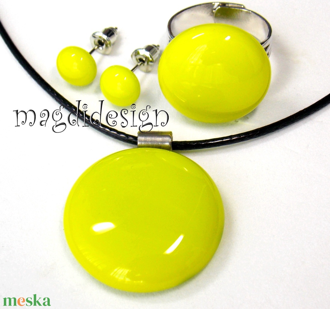 Élénk zöld üvegékszer szett, nyaklánc, gyűrű, stiftes fülbevaló  - ékszer - ékszerszett - Meska.hu