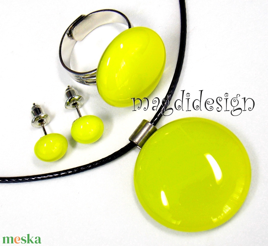 Élénk zöld üvegékszer szett, nyaklánc, gyűrű, stiftes fülbevaló  - ékszer - ékszerszett - Meska.hu