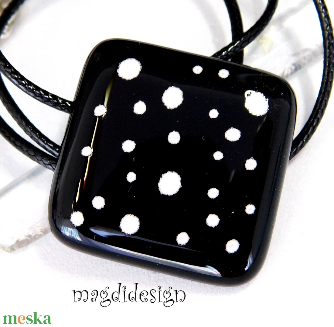 Fekete fehér pöttyös kocka üvegékszer nyaklánc - ékszer - nyaklánc - medálos nyaklánc - Meska.hu