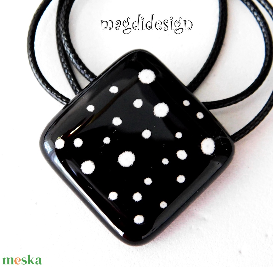 Fekete fehér pöttyös kocka üvegékszer nyaklánc - ékszer - nyaklánc - medálos nyaklánc - Meska.hu