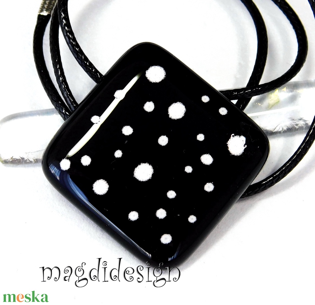 Fekete fehér pöttyös kocka üvegékszer nyaklánc - ékszer - nyaklánc - medálos nyaklánc - Meska.hu