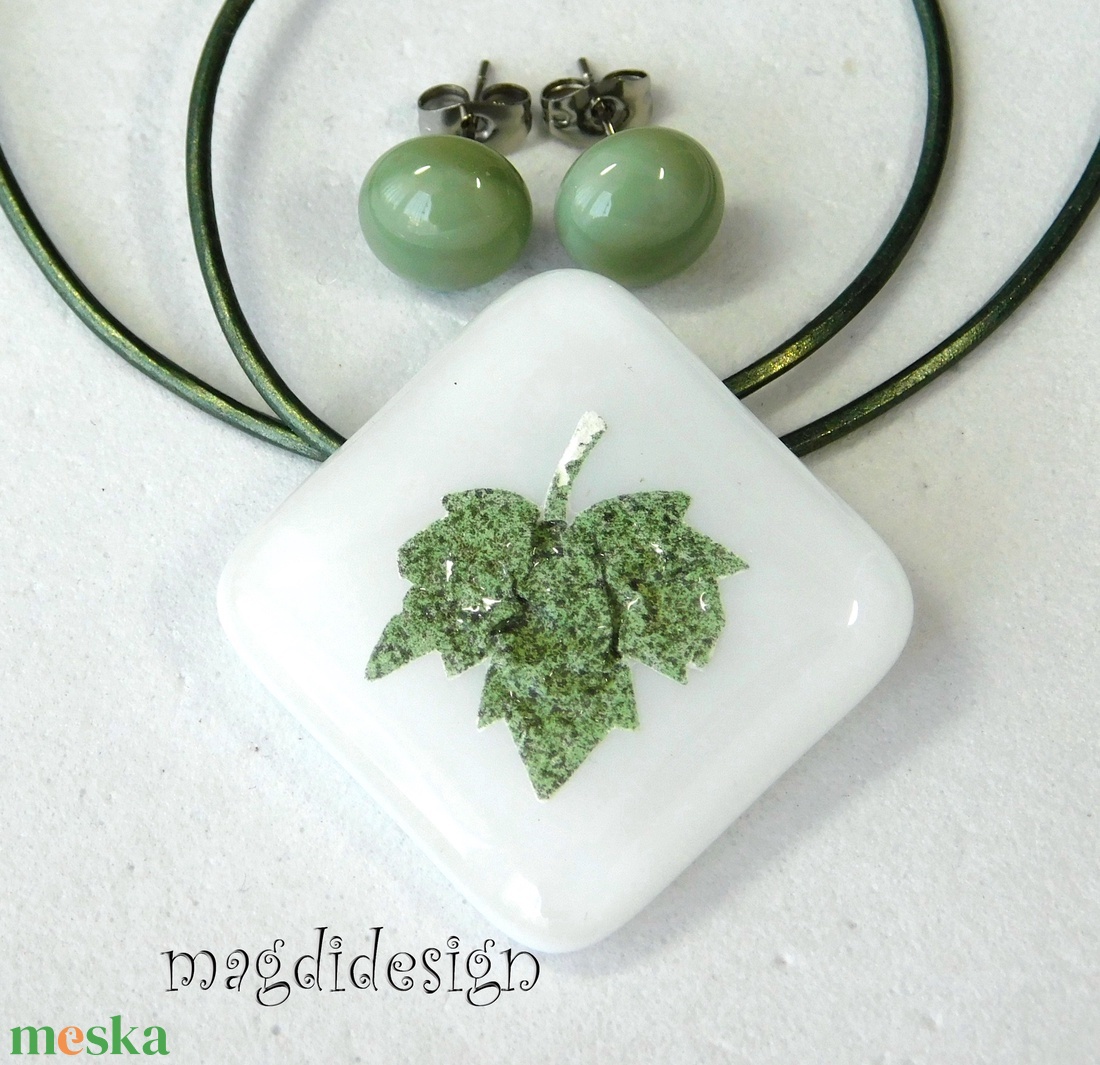 Zizegő levél fehéren üvegékszer szett, nyaklánc, stiftes fülbevaló - ékszer - ékszerszett - Meska.hu