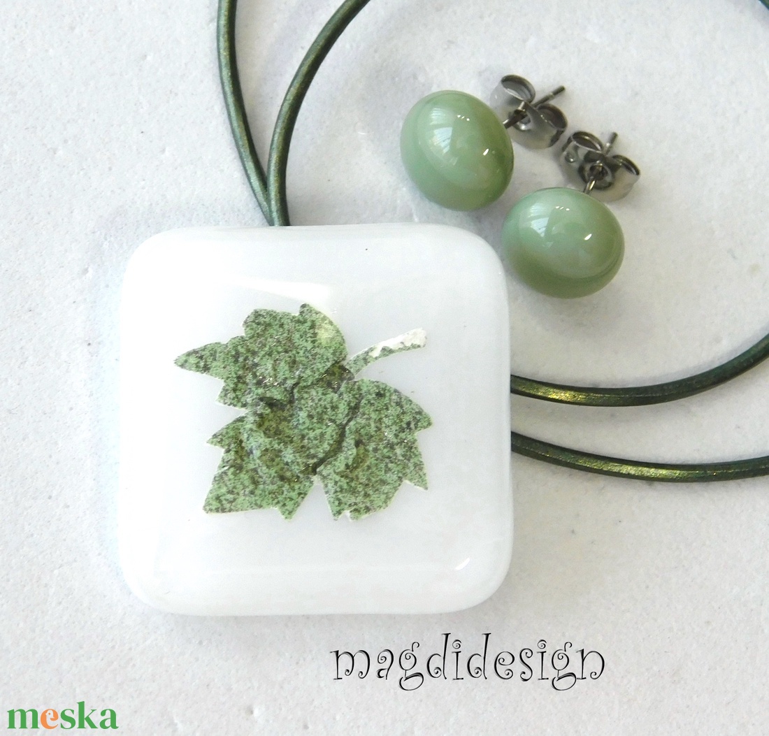 Zizegő levél fehéren üvegékszer szett, nyaklánc, stiftes fülbevaló - ékszer - ékszerszett - Meska.hu