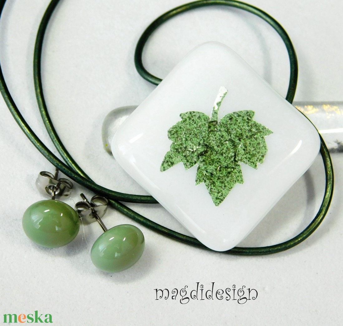 Zizegő levél fehéren üvegékszer szett, nyaklánc, stiftes fülbevaló - ékszer - ékszerszett - Meska.hu