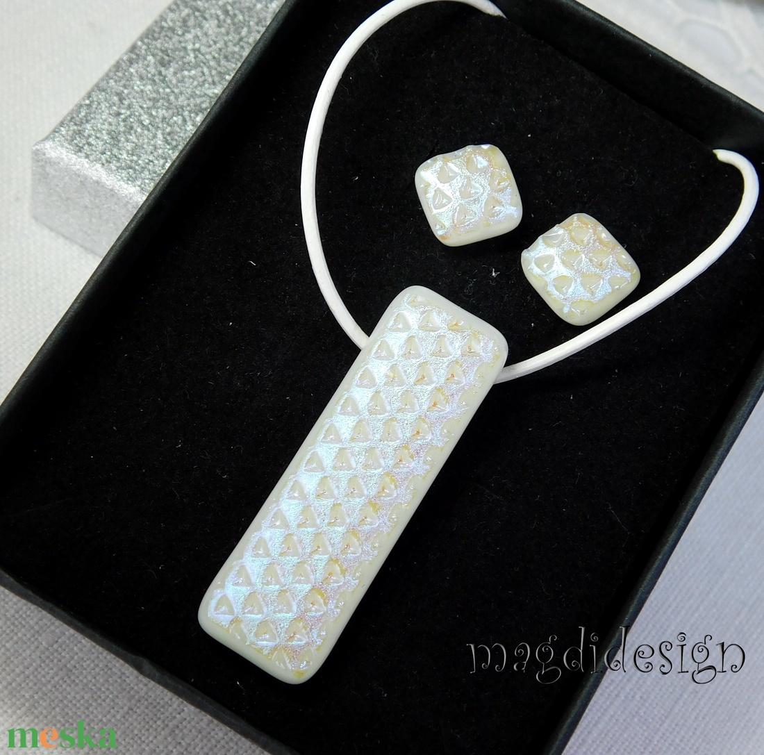 Fehér dichroic üvegékszer szett nyaklánc stiftes fülbevaló 1 - ékszer - ékszerszett - Meska.hu Fehér dichroic üvegékszer szett nyaklánc stiftes fülbevaló 1 - ékszer - ékszerszett - Meska.hu