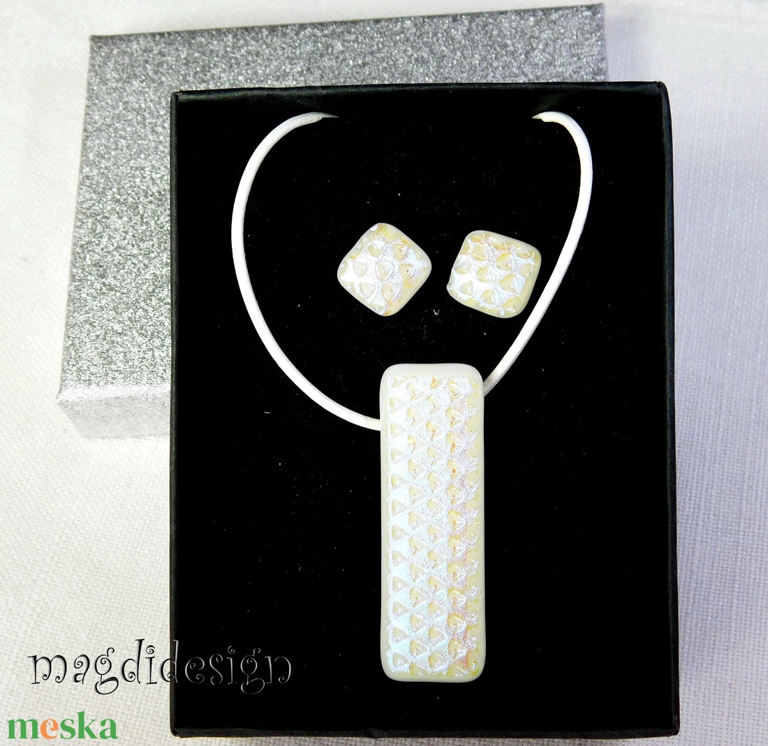 Fehér dichroic üvegékszer szett nyaklánc stiftes fülbevaló 1 - ékszer - ékszerszett - Meska.hu Fehér dichroic üvegékszer szett nyaklánc stiftes fülbevaló 1 - ékszer - ékszerszett - Meska.hu