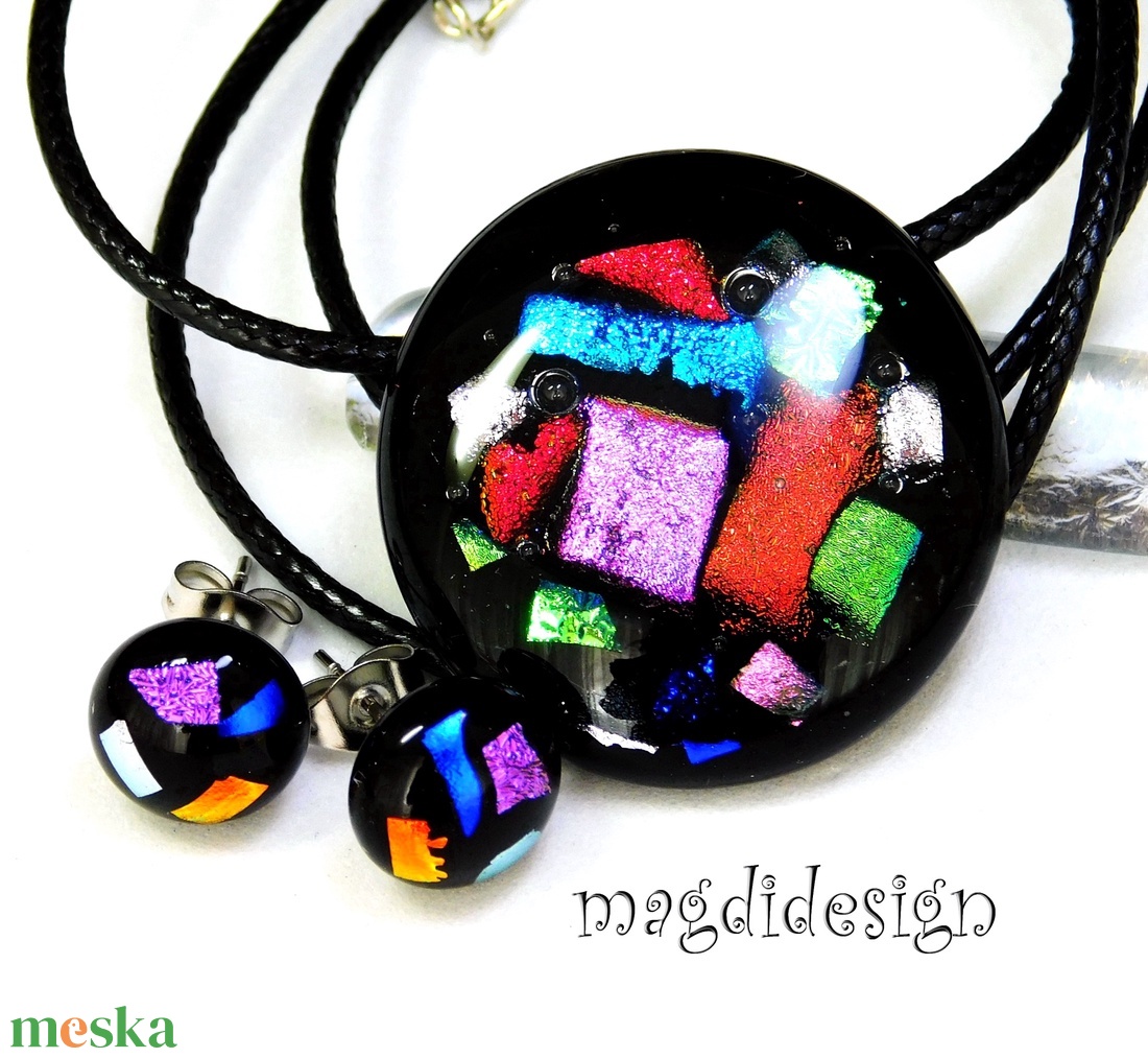 Dichroic színkavalkád üvegékszer szett nyaklánc stiftes fülbevaló - ékszer - ékszerszett - Meska.hu Dichroic színkavalkád üvegékszer szett nyaklánc stiftes fülbevaló - ékszer - ékszerszett - Meska.hu