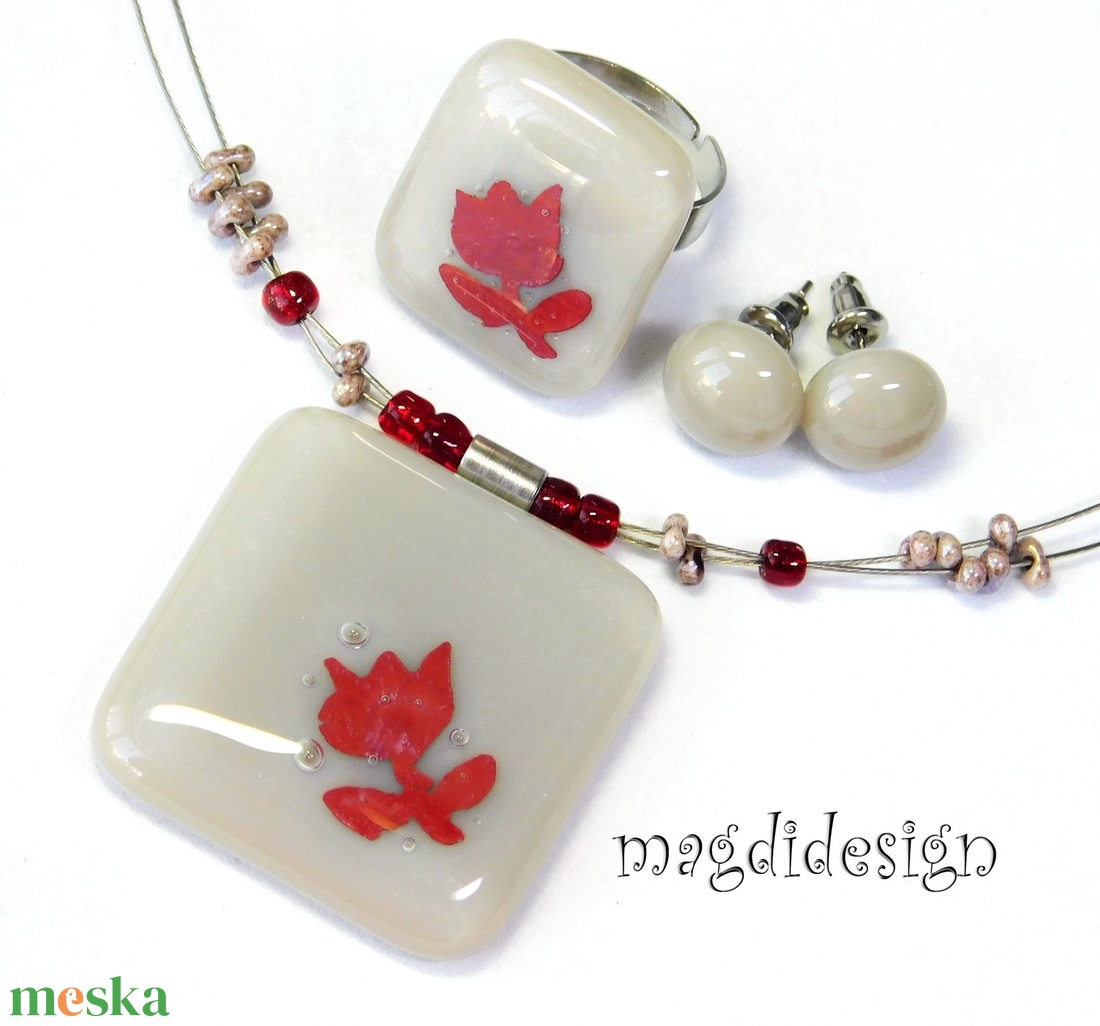 Bíbor tulipán beige tengerben üvegékszer szett, nyaklánc, gyűrű, pötty fülbevaló - ékszer - ékszerszett - Meska.hu Bíbor tulipán beige tengerben üvegékszer szett, nyaklánc, gyűrű, pötty fülbevaló - ékszer - ékszerszett - Meska.hu