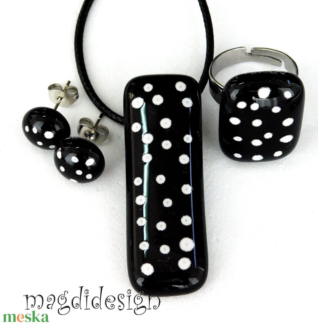 Fekete fehér pöttyös üvegékszer szett, nyaklánc, gyűrű, stiftes fülbevaló - ékszer - ékszerszett - Meska.hu