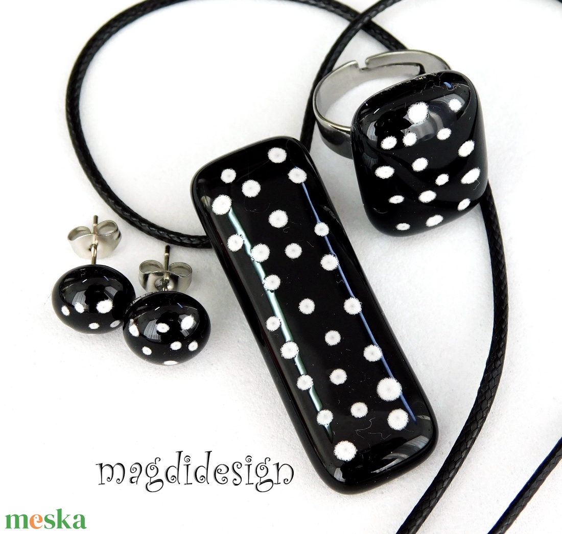 Fekete fehér pöttyös üvegékszer szett, nyaklánc, gyűrű, stiftes fülbevaló - ékszer - ékszerszett - Meska.hu