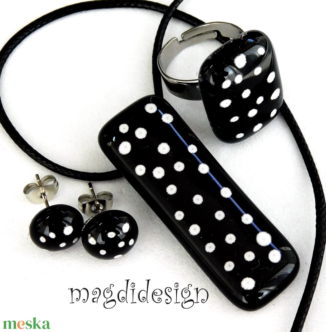 Fekete fehér pöttyös üvegékszer szett, nyaklánc, gyűrű, stiftes fülbevaló - ékszer - ékszerszett - Meska.hu