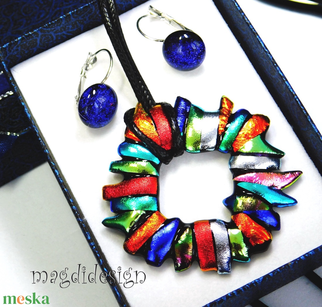 Csillogó dichroic üvegékszer szett nyaklánc kapcsos fülbevaló 1 - ékszer - ékszerszett - Meska.hu Csillogó dichroic üvegékszer szett nyaklánc kapcsos fülbevaló 1 - ékszer - ékszerszett - Meska.hu