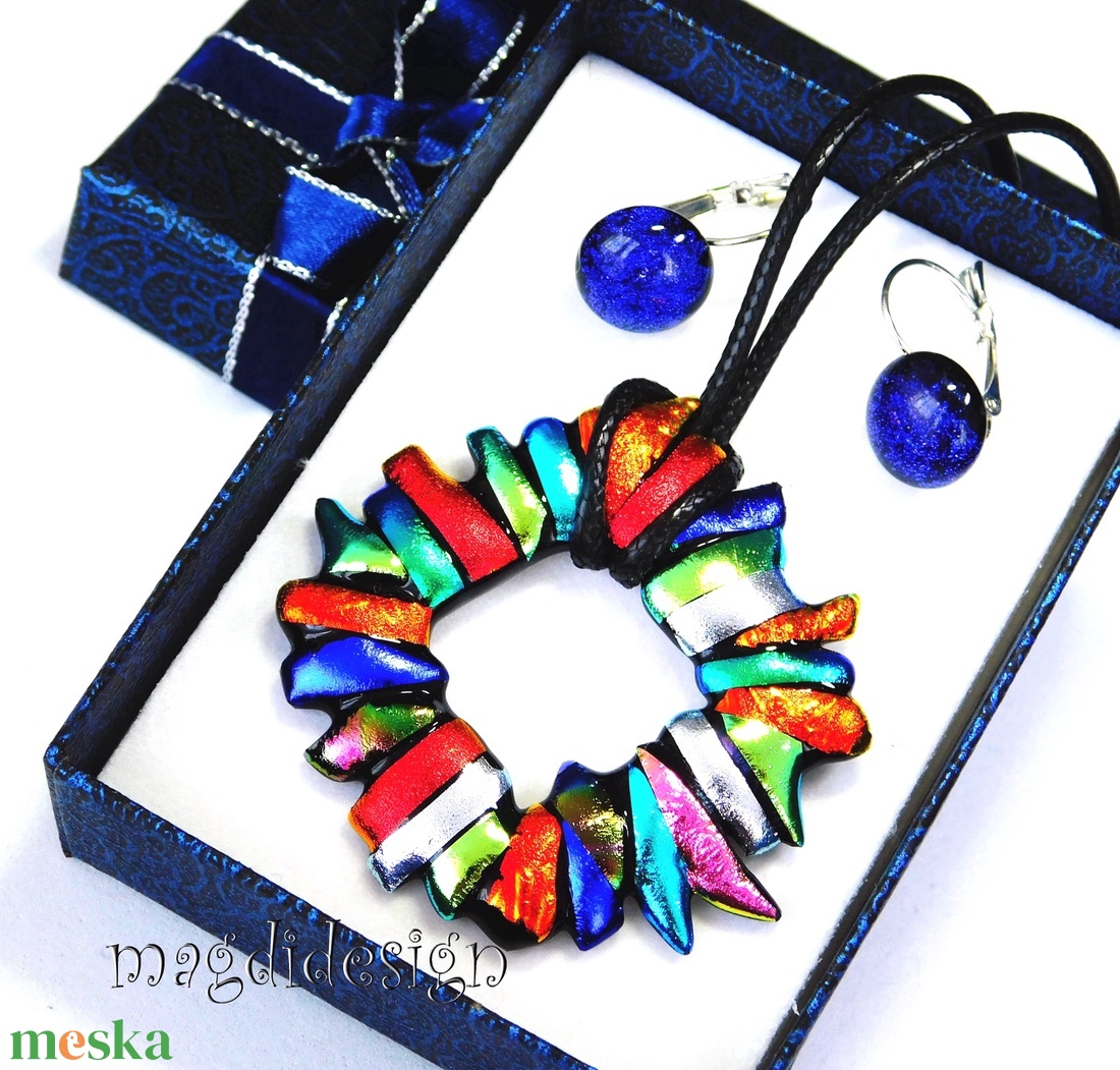 Csillogó dichroic üvegékszer szett nyaklánc kapcsos fülbevaló - ékszer - ékszerszett - Meska.hu Csillogó dichroic üvegékszer szett nyaklánc kapcsos fülbevaló - ékszer - ékszerszett - Meska.hu