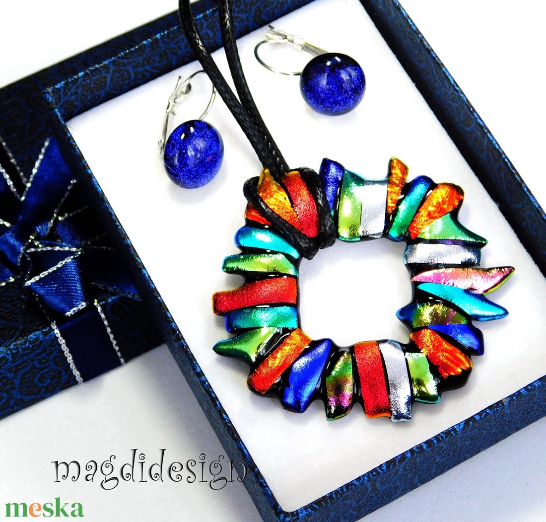 Csillogó dichroic üvegékszer szett nyaklánc kapcsos fülbevaló - ékszer - ékszerszett - Meska.hu Csillogó dichroic üvegékszer szett nyaklánc kapcsos fülbevaló - ékszer - ékszerszett - Meska.hu