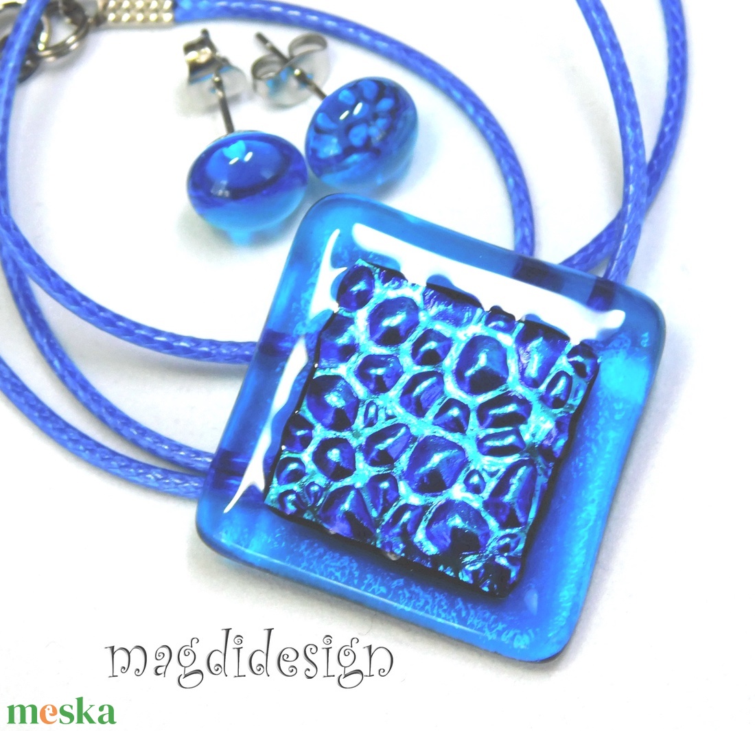 Kék kövek dichroic üvegékszer szett nyaklánc stiftes fülbevaló - ékszer - ékszerszett - Meska.hu Kék kövek dichroic üvegékszer szett nyaklánc stiftes fülbevaló - ékszer - ékszerszett - Meska.hu
