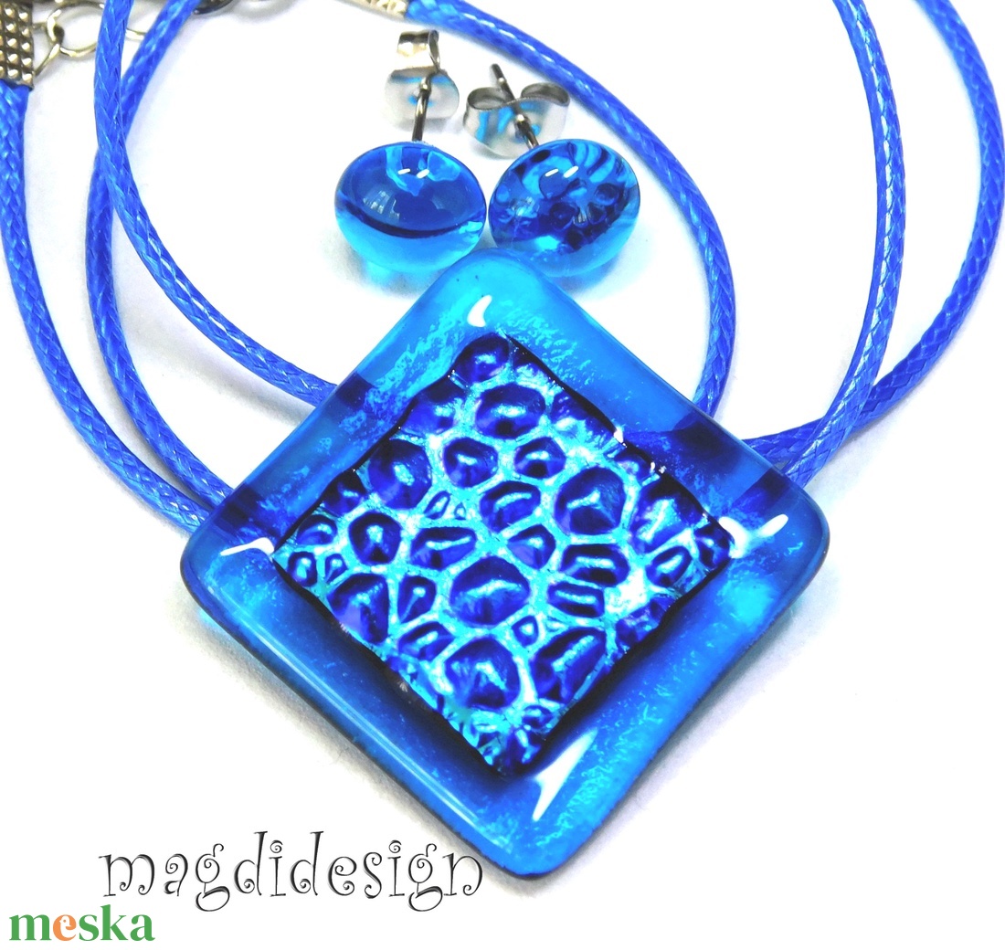 Kék kövek dichroic üvegékszer szett nyaklánc stiftes fülbevaló - ékszer - ékszerszett - Meska.hu Kék kövek dichroic üvegékszer szett nyaklánc stiftes fülbevaló - ékszer - ékszerszett - Meska.hu