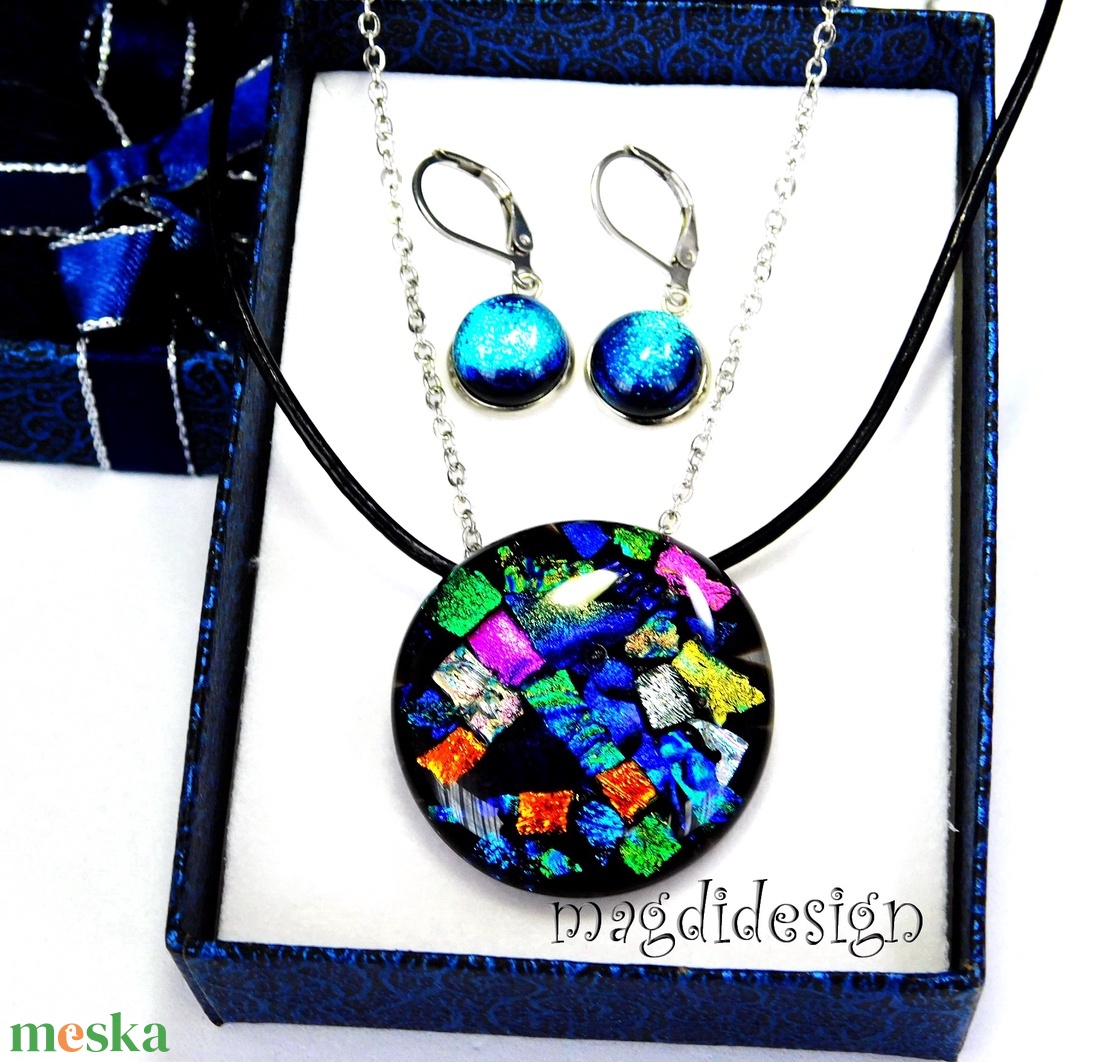 Dichroic színkavalkád üvegékszer szett nyaklánc kapcsos lógós fülbevaló - ékszer - ékszerszett - Meska.hu Dichroic színkavalkád üvegékszer szett nyaklánc kapcsos lógós fülbevaló - ékszer - ékszerszett - Meska.hu
