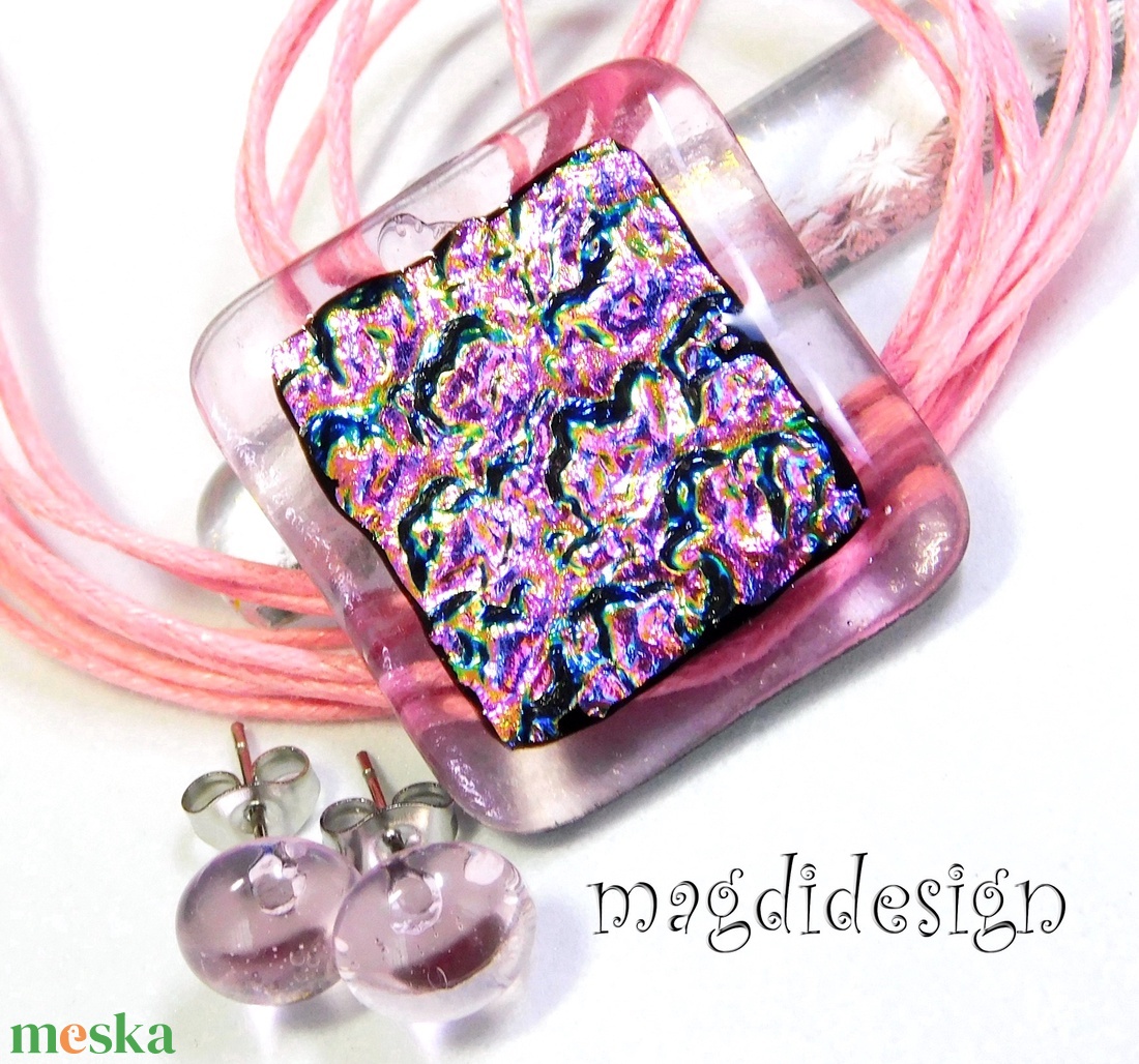 Rózsaszirmok dichroic üvegékszer szett nyaklánc stiftes fülbevaló - ékszer - ékszerszett - Meska.hu Rózsaszirmok dichroic üvegékszer szett nyaklánc stiftes fülbevaló - ékszer - ékszerszett - Meska.hu