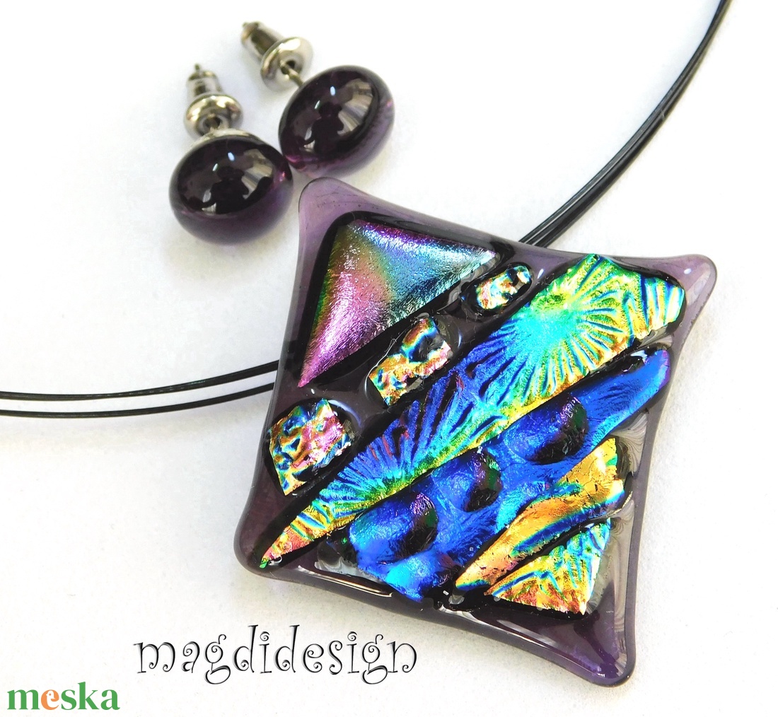 Lila absztrakt dichroic üvegékszer szett nyaklánc stiftes fülbevaló - ékszer - ékszerszett - Meska.hu Lila absztrakt dichroic üvegékszer szett nyaklánc stiftes fülbevaló - ékszer - ékszerszett - Meska.hu