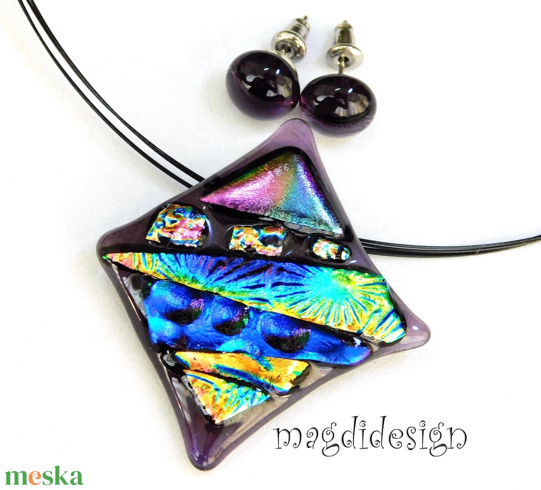 Lila absztrakt dichroic üvegékszer szett nyaklánc stiftes fülbevaló - ékszer - ékszerszett - Meska.hu Lila absztrakt dichroic üvegékszer szett nyaklánc stiftes fülbevaló - ékszer - ékszerszett - Meska.hu