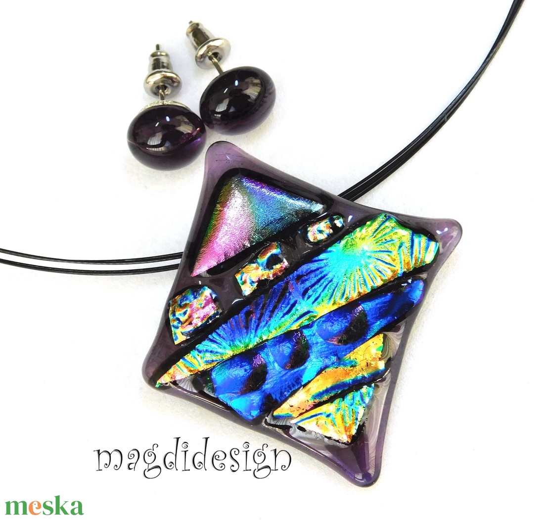 Lila absztrakt dichroic üvegékszer szett nyaklánc stiftes fülbevaló - ékszer - ékszerszett - Meska.hu Lila absztrakt dichroic üvegékszer szett nyaklánc stiftes fülbevaló - ékszer - ékszerszett - Meska.hu