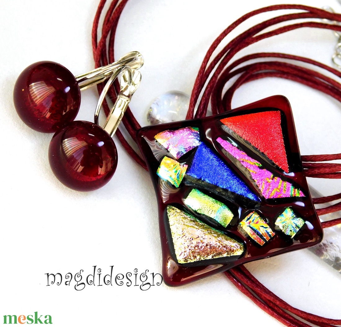 Rubin absztrakt dichroic üvegékszer szett nyaklánc kapcsos fülbevaló - ékszer - ékszerszett - Meska.hu Rubin absztrakt dichroic üvegékszer szett nyaklánc kapcsos fülbevaló - ékszer - ékszerszett - Meska.hu