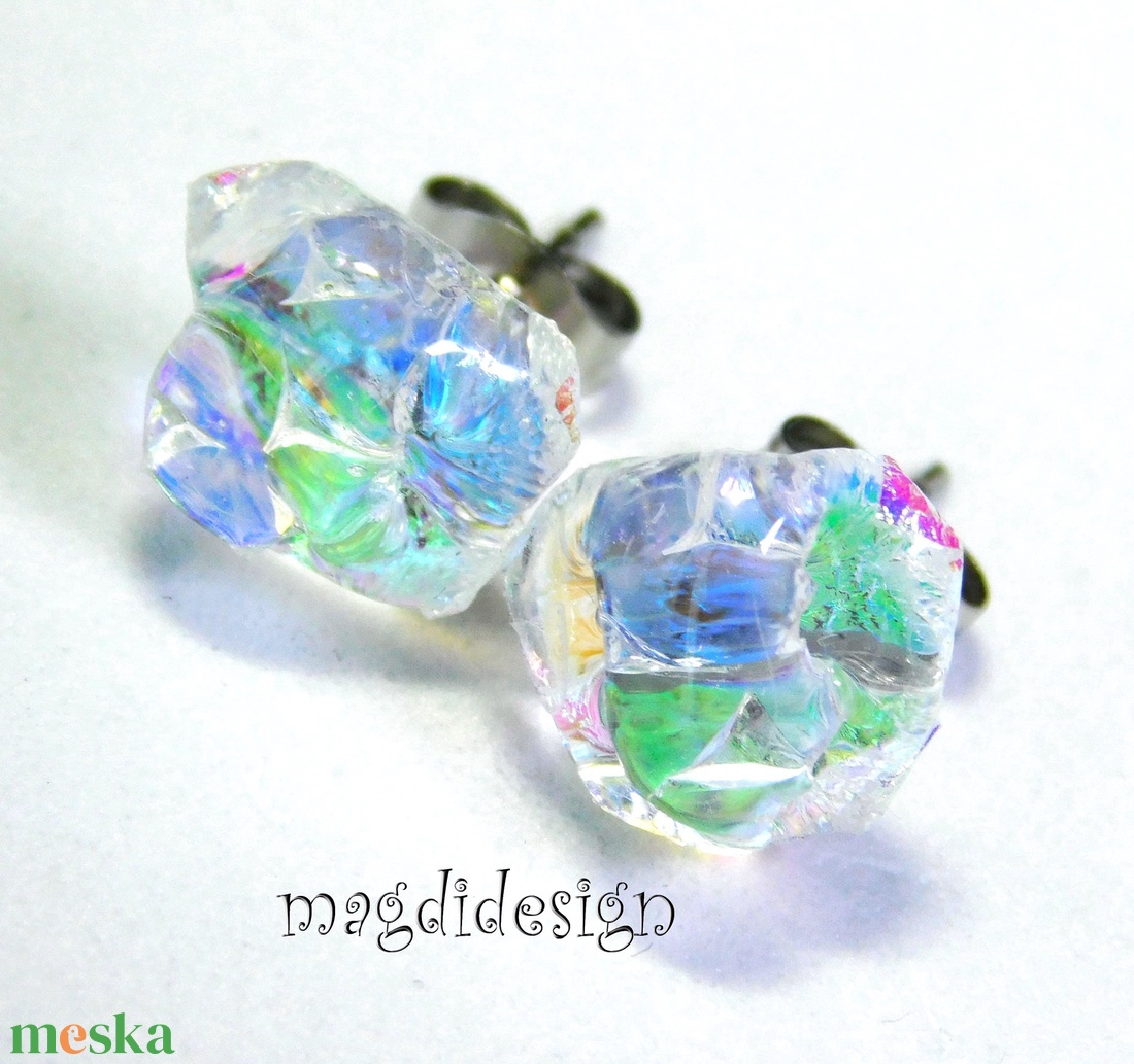 Szivárványos  borzaska dichroic üvegékszer stiftes fülbevaló 3 - ékszer - fülbevaló - pötty fülbevaló - Meska.hu