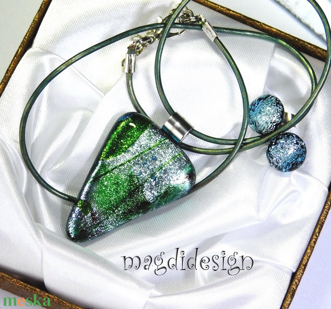 Ezüsterdő dichroic üvegékszer szett nyaklánc stiftes fülbevaló - ékszer - ékszerszett - Meska.hu Ezüsterdő dichroic üvegékszer szett nyaklánc stiftes fülbevaló - ékszer - ékszerszett - Meska.hu