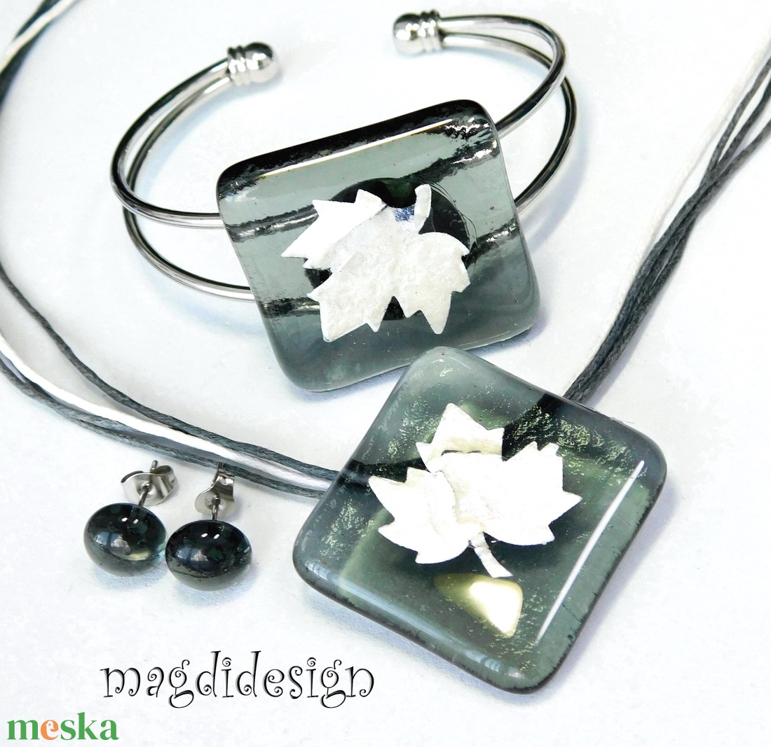 Zizegő ezüst dichroic levél szürkében üvegékszer szett, nyaklánc, karkötő, fülbevaló - ékszer - ékszerszett - Meska.hu Zizegő ezüst dichroic levél szürkében üvegékszer szett, nyaklánc, karkötő, fülbevaló - ékszer - ékszerszett - Meska.hu