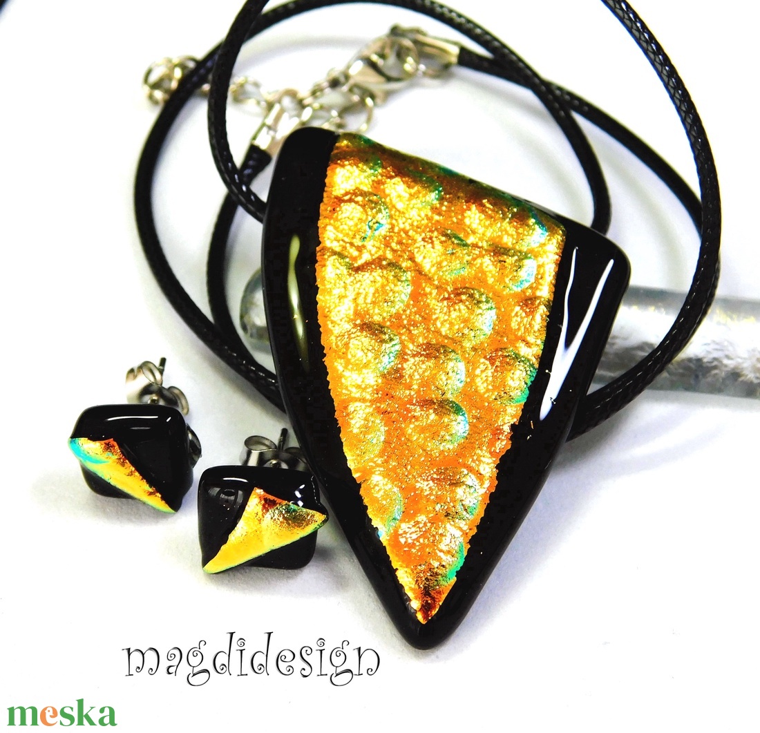 Fekete-arany dichroic üvegékszer szett nyaklánc stiftes fülbevaló 1 - ékszer - ékszerszett - Meska.hu Fekete-arany dichroic üvegékszer szett nyaklánc stiftes fülbevaló 1 - ékszer - ékszerszett - Meska.hu