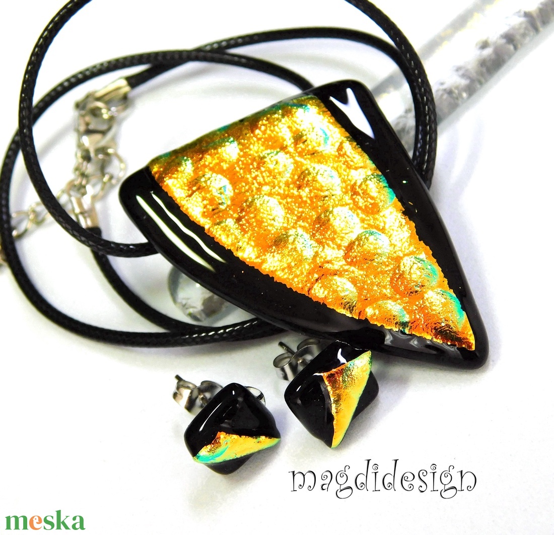 Fekete-arany dichroic üvegékszer szett nyaklánc stiftes fülbevaló 1 - ékszer - ékszerszett - Meska.hu Fekete-arany dichroic üvegékszer szett nyaklánc stiftes fülbevaló 1 - ékszer - ékszerszett - Meska.hu