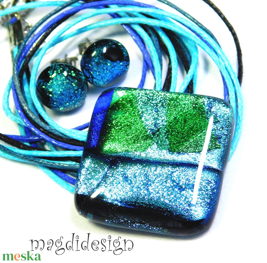 Ezüst-kék dichroic üvegékszer szett nyaklánc stiftes fülbevaló - ékszer - ékszerszett - Meska.hu Ezüst-kék dichroic üvegékszer szett nyaklánc stiftes fülbevaló - ékszer - ékszerszett - Meska.hu