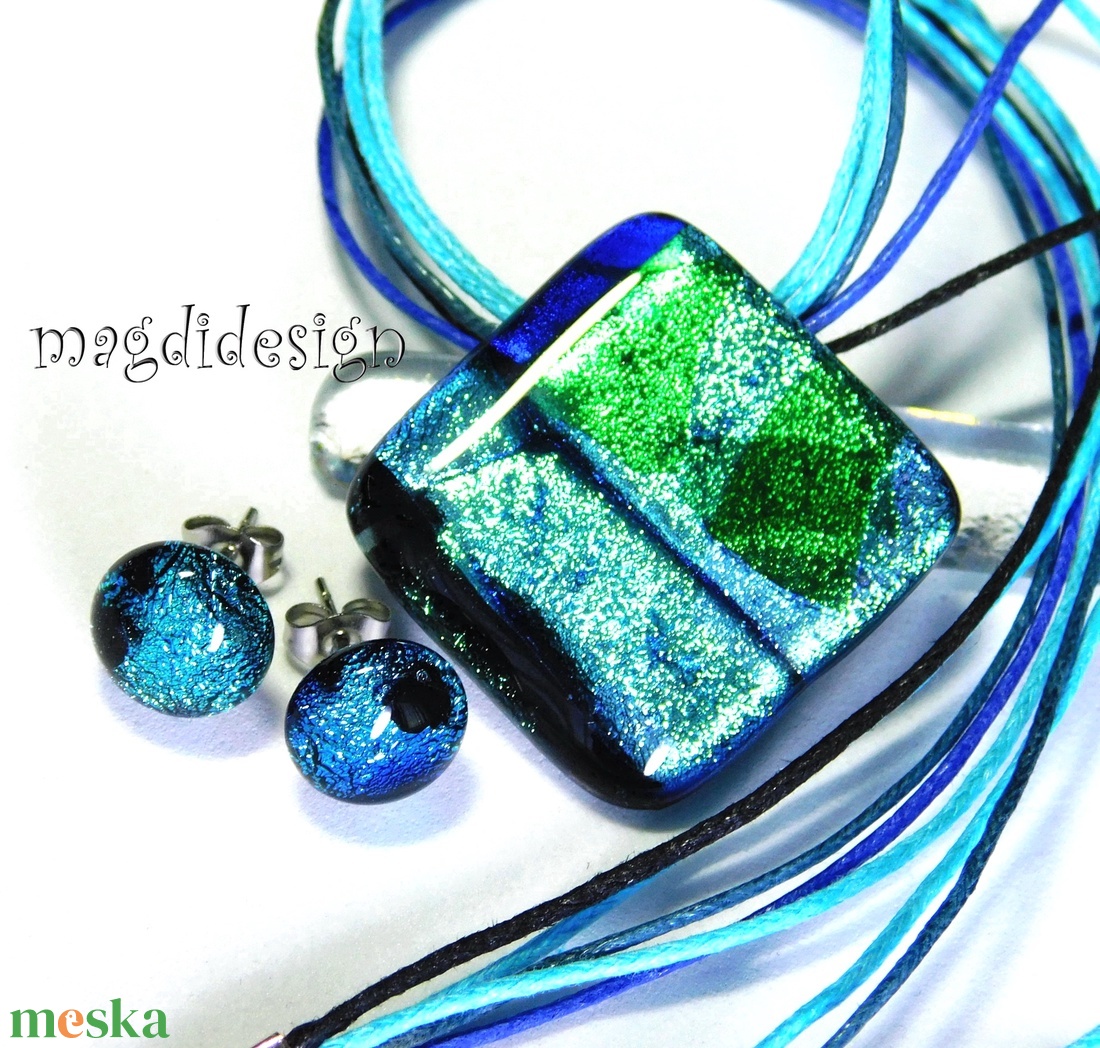 Ezüst-kék dichroic üvegékszer szett nyaklánc stiftes fülbevaló - ékszer - ékszerszett - Meska.hu Ezüst-kék dichroic üvegékszer szett nyaklánc stiftes fülbevaló - ékszer - ékszerszett - Meska.hu